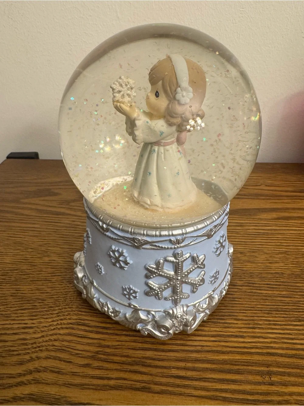 Precious Moments Musical Snow Globe Angel with Snowflake 121103 No Bubbles Clear